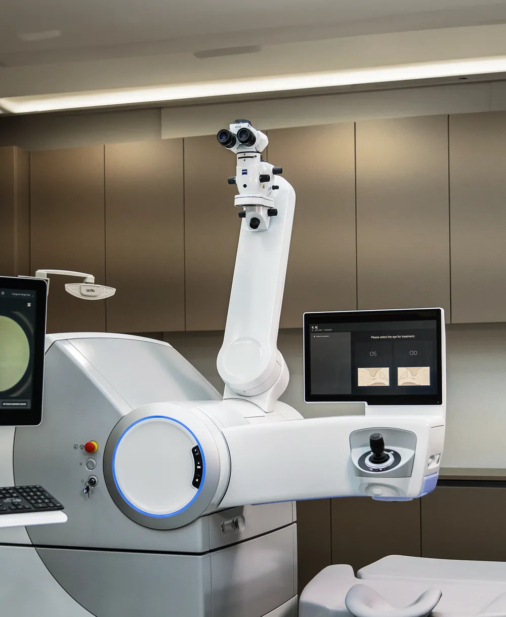 VisuMax 800 in the Bright Eye Clinic operating room